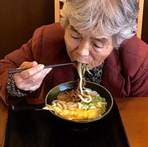 娱乐吃瓜酱老人头像是谁,揭秘“娱乐吃瓜酱老人”头像背后的神秘人物